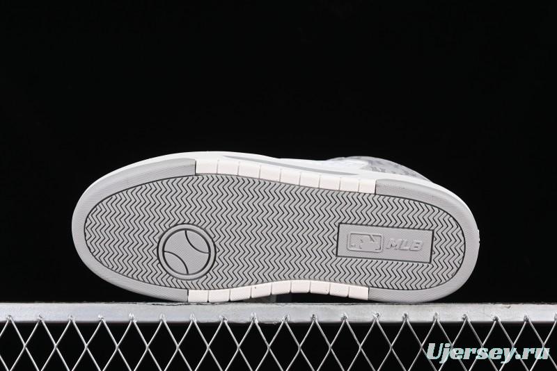 MLB Chunky Liner New York Yankees Sneakers with Lightweight Thick Sole and Hook Loop Closure - 3ASXCMM4N50GRS