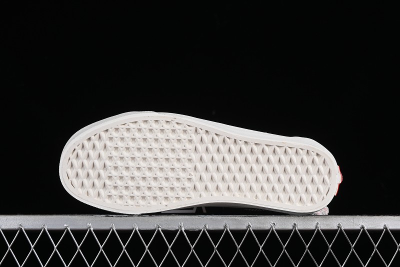 Vans Old Skool Reissue 136 Low-Top Skate Shoes with Detachable Cushioned Insole - VN000MT6KIG