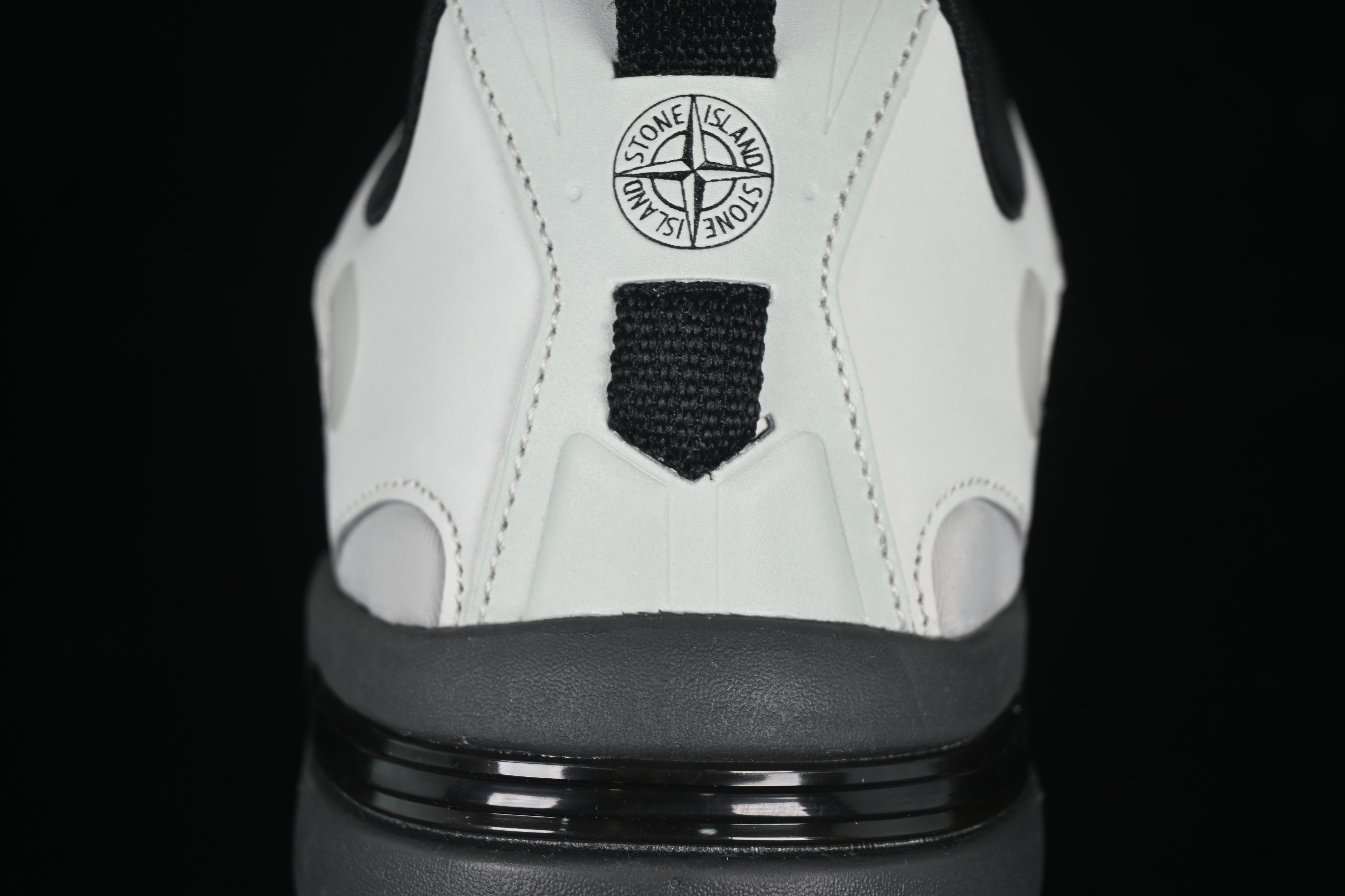 Stone Island Grime Panelled Low-Top Lifestyle Sneakers in Dark Brown - MO78FWS0303