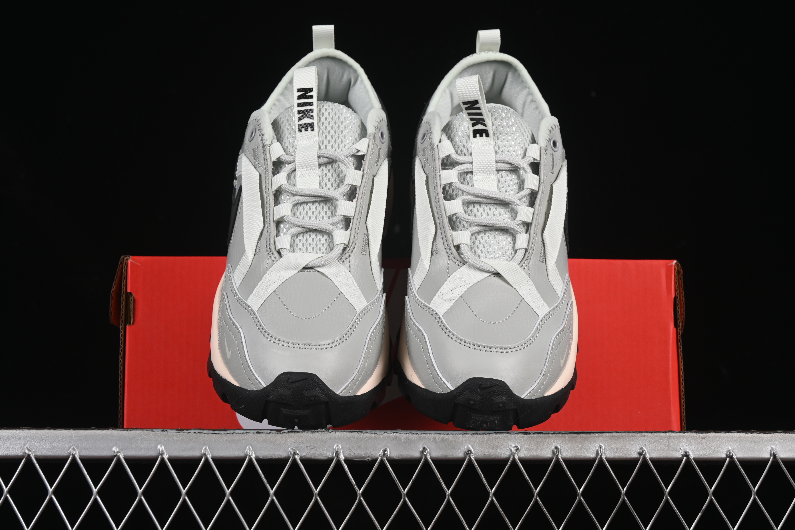 Nike TC 7900 Retro Chunky Sneakers with Reflective Swoosh and Cushioned Sole - DD9682-004