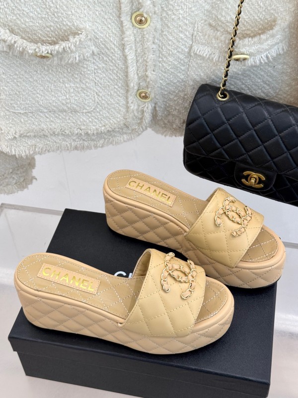2025 Slippers Chanel Beige Leather Platform Quilted CC Chain