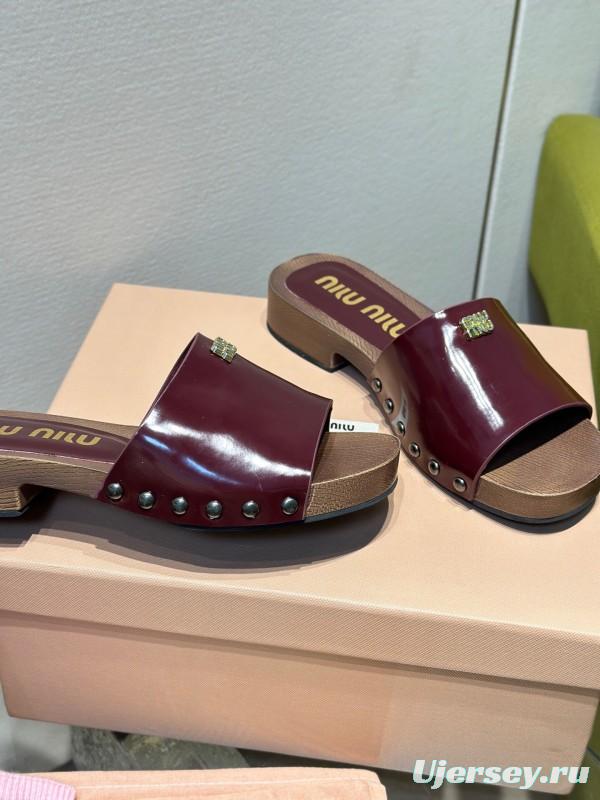 2025 Women Miu Miu Burgundy Patent Leather Slippers KFY00230