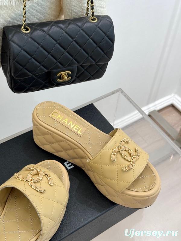 2025 Slippers Chanel Beige Leather Platform Quilted CC Chain
