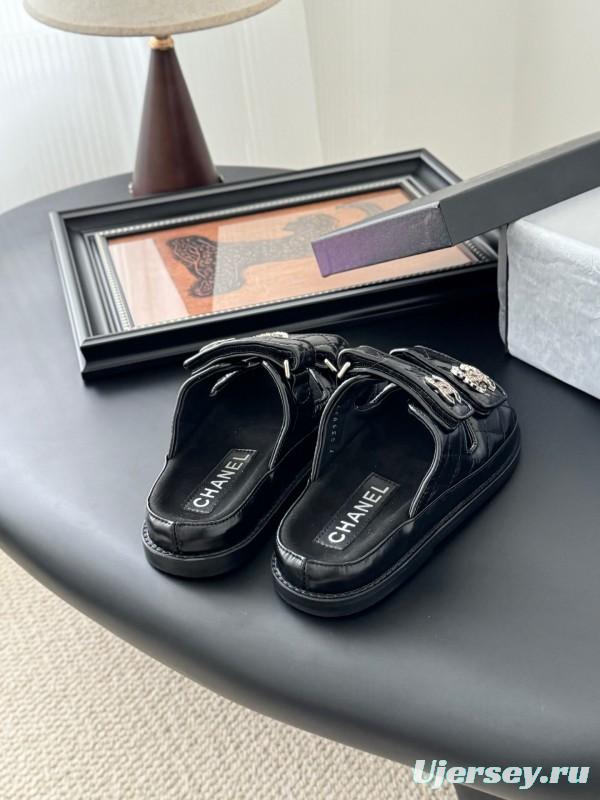 2025 Women Chanel Black Patent Leather Slippers LY00310
