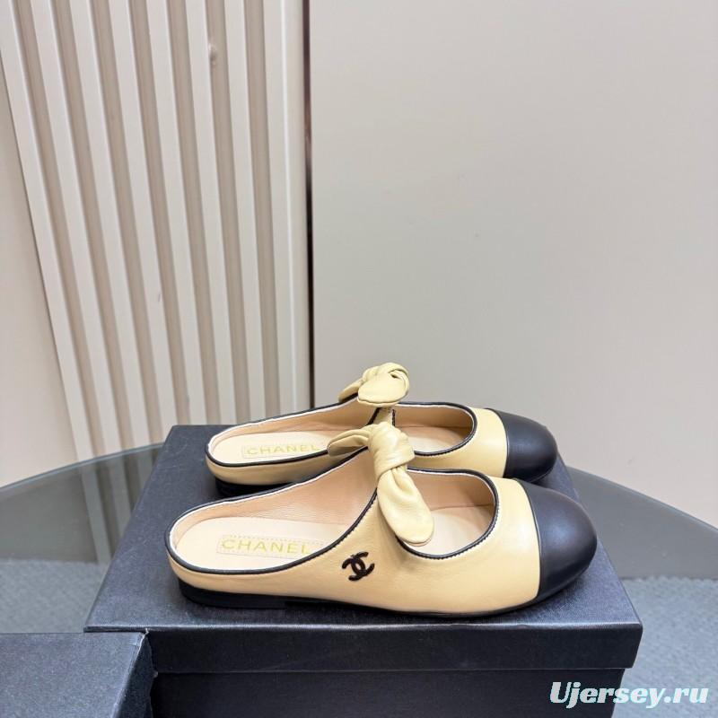 2025 Women Chanel Beige Black Leather Slippers KFY00270