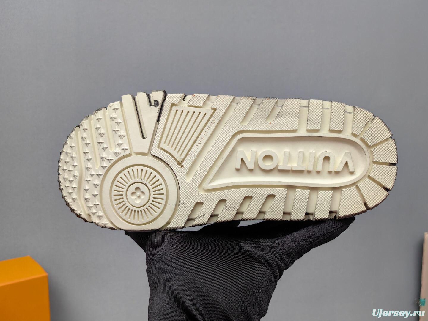 2025 Unisex Louis Vuitton Black White Leather Trainers KFY00510