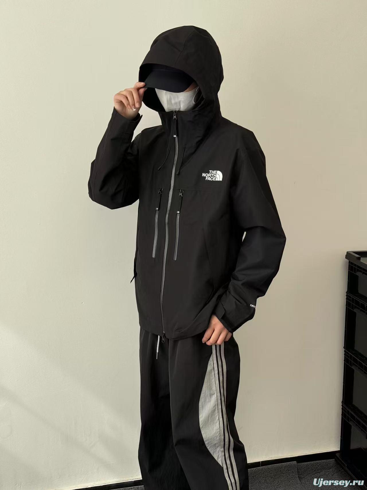 2025 The North Face Summit Series Technical Jacket - Cream/Black Colorblock with Dual-Zip Design