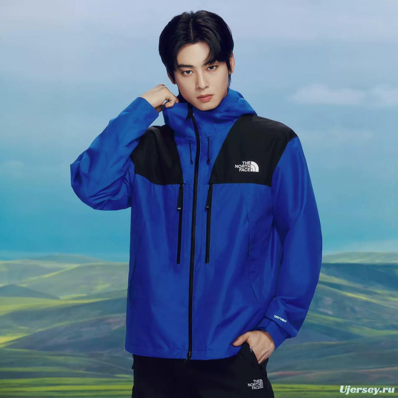 2025 The North Face Summit Series Technical Jacket - Cream/Black Colorblock with Dual-Zip Design