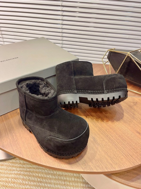 Balenciaga Oversized High Heel Snow Boots with Chunky Design - AS00500