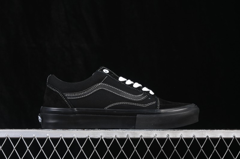 Vans Old Skool Low-Top Skateboarding Shoes with Classic Side Stripe - VN0A5FCBBLK